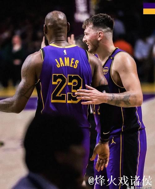 詹姆斯关键三分助阵，克内克特27分湖人险胜鹈鹕豪取5连胜
